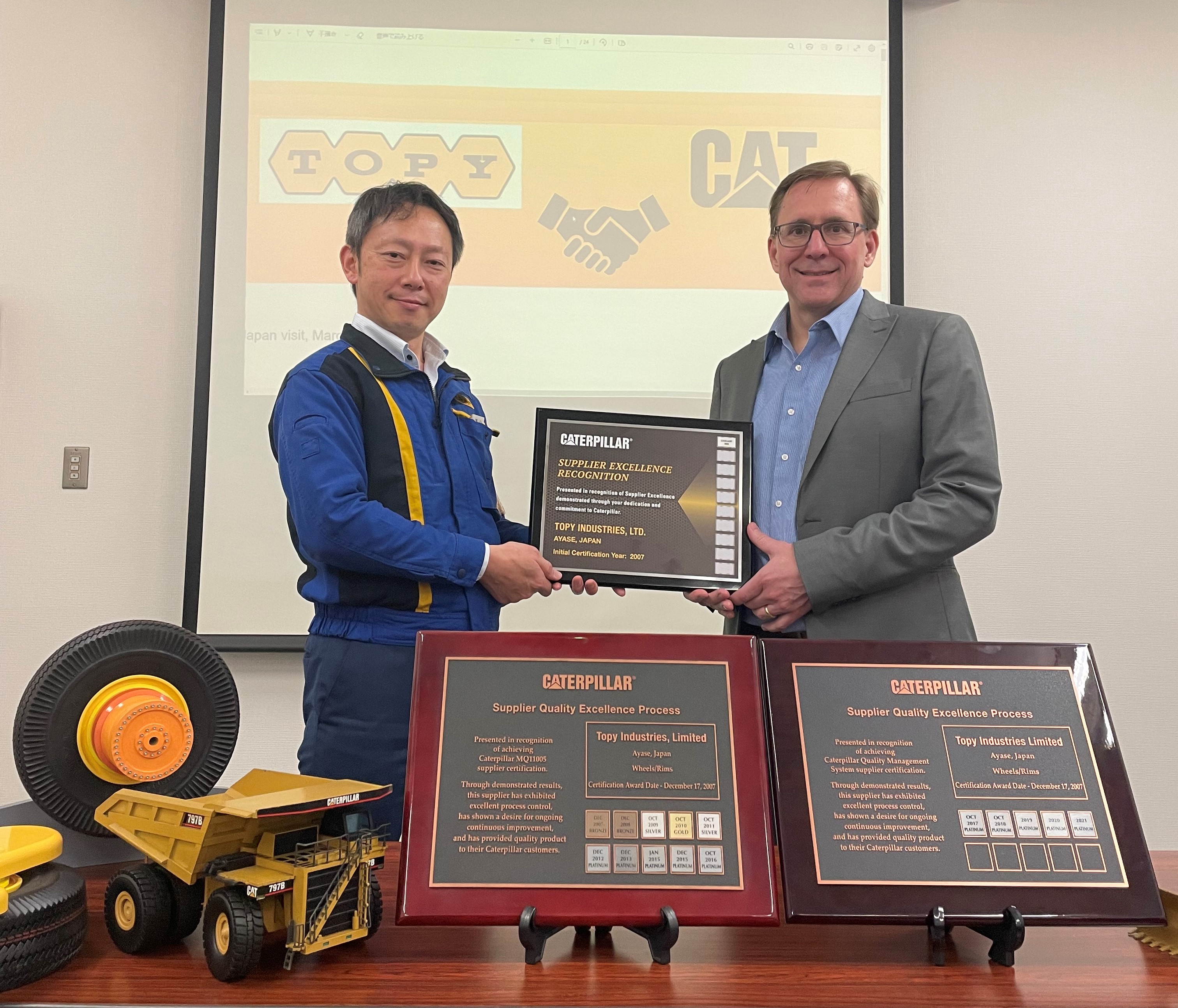 Left: Toyama, Ayase Plant Right: Tom Dahlin, Purchasing General Manager, Caterpillar