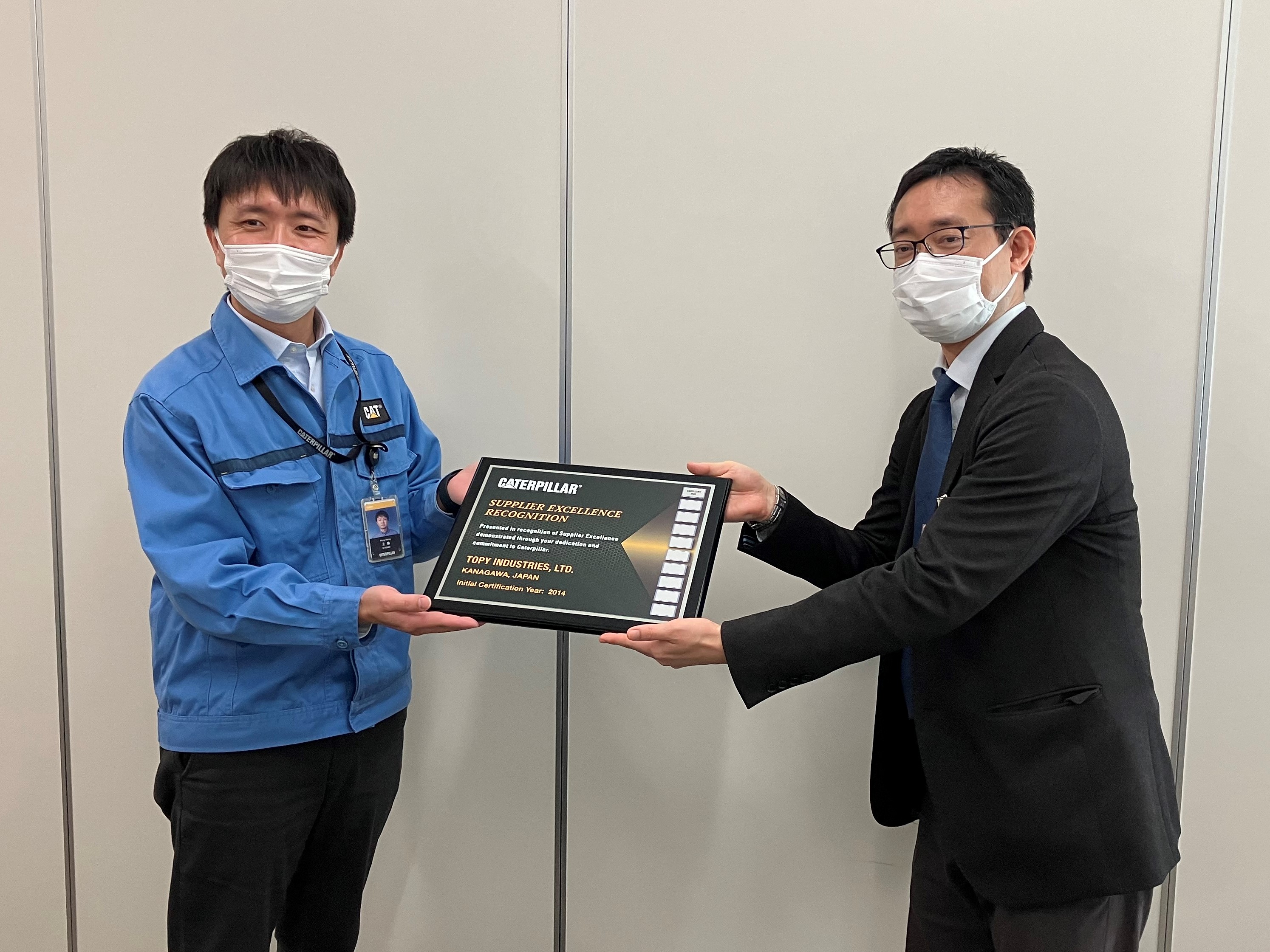 左：キャタピラー社 Product Support & Logistics Division　Peng Wang様
右：営業本部 建機営業部 UC営業室長　筒井 豊
