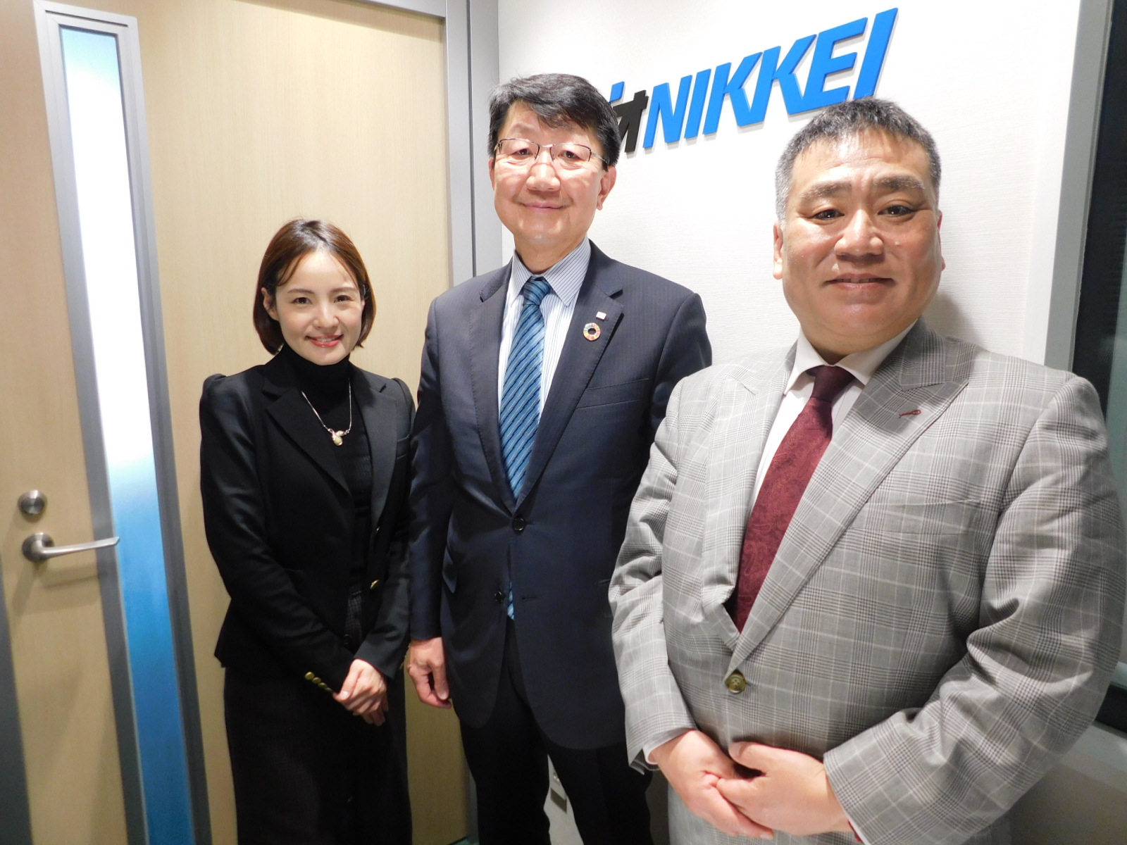 （左：番組アシスタント 飯村氏、中央：当社代表取締役社長 石井博美、右：番組パーソナリティ 藤本氏） 