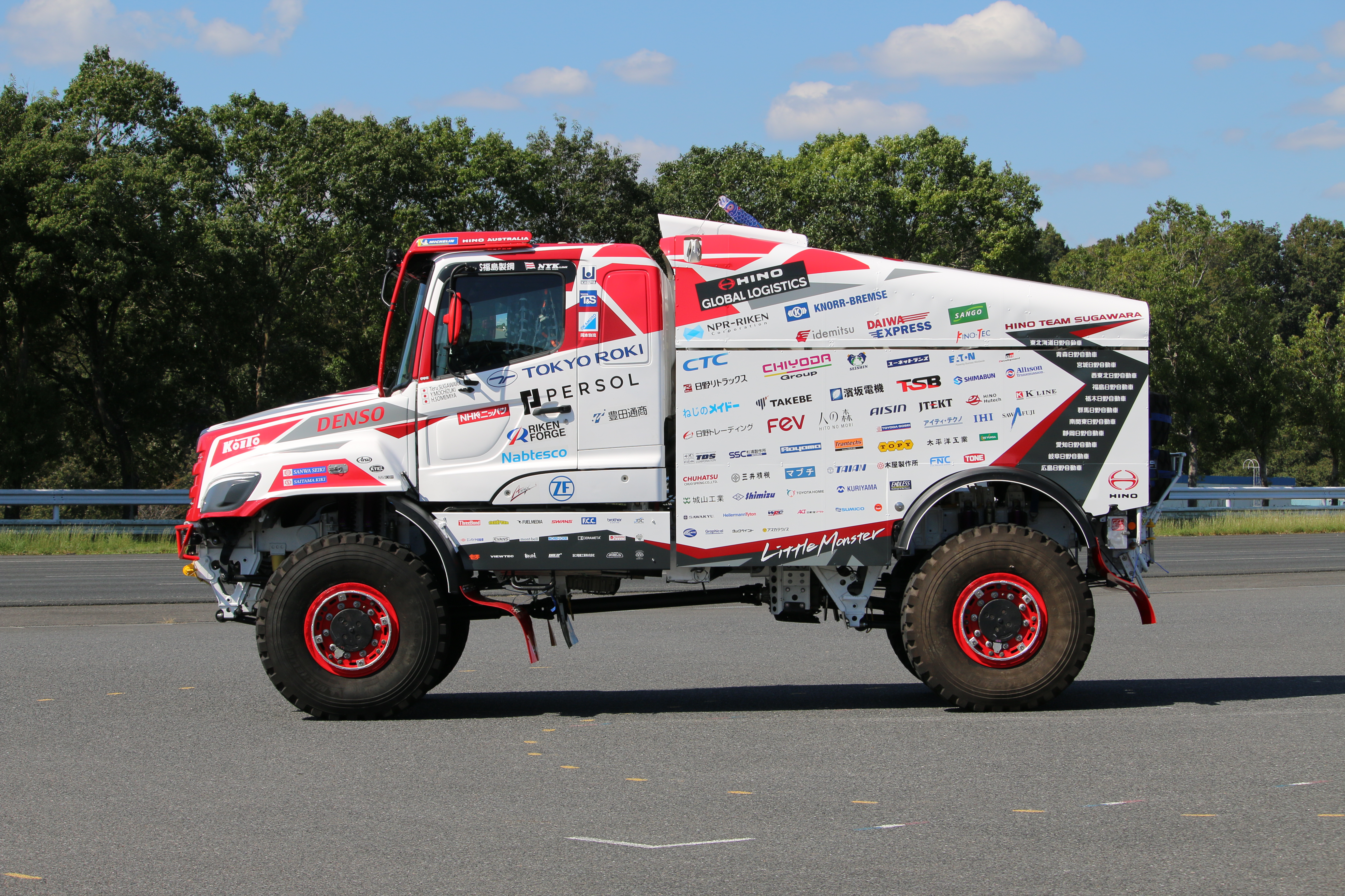 画像提供：日野自動車株式会社
車体には当社の「TOPY」ロゴマークが表示されています。